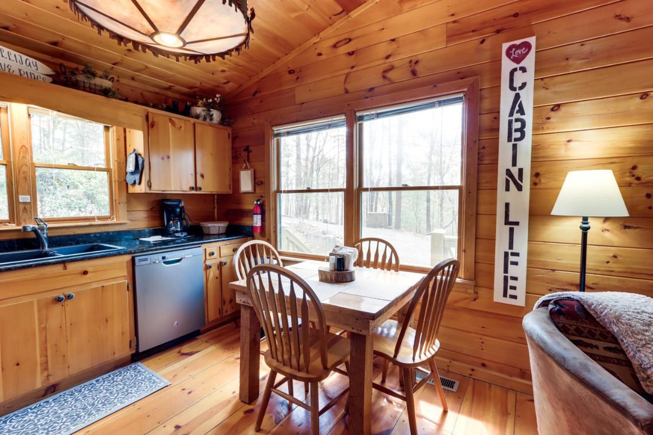 Cozy In The Woods With Hot Tub!