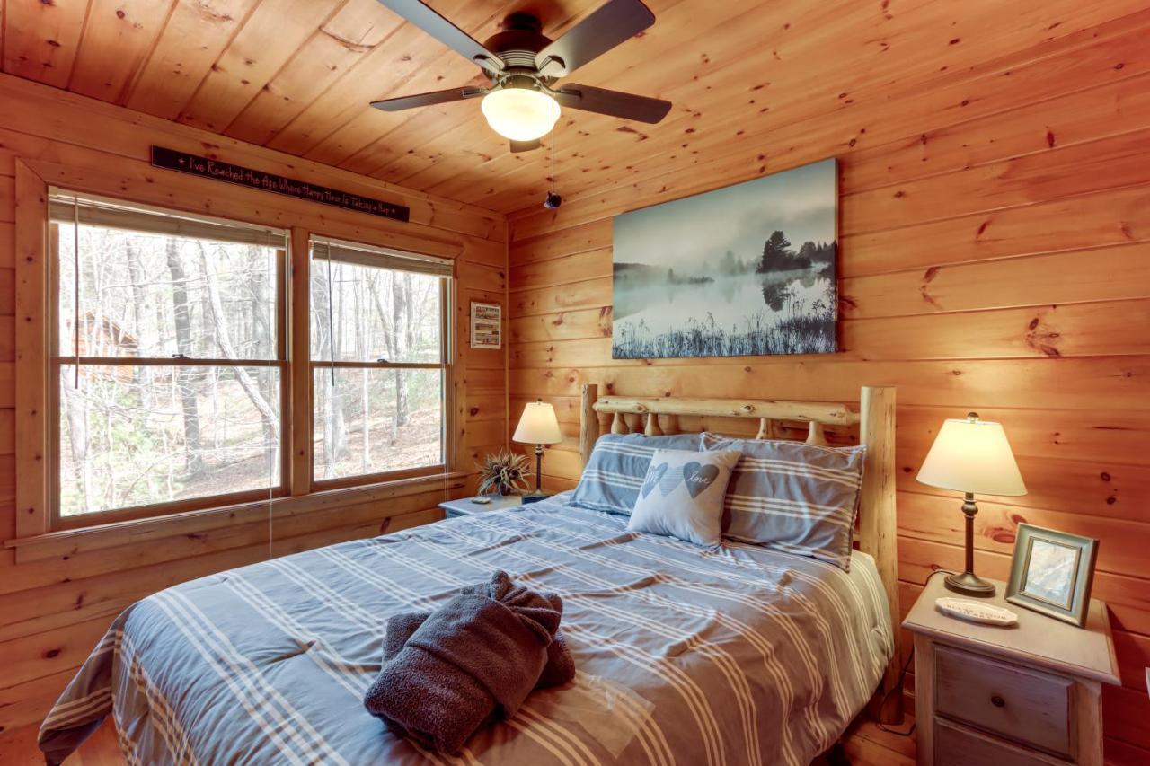Cozy In The Woods With Hot Tub! Holiday home